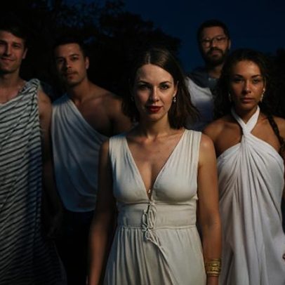 Two Weeks in August: viagem de grupo dá errado no drama da BBC