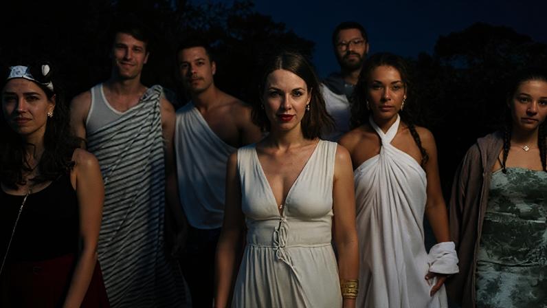 Two Weeks in August: viagem de grupo dá errado no drama da BBC