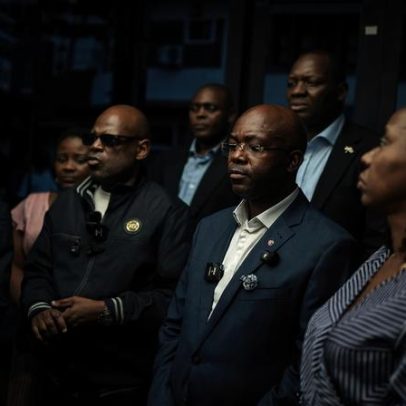 Novo surto de ebola na África mata mais de 100 pessoas e gera alerta global