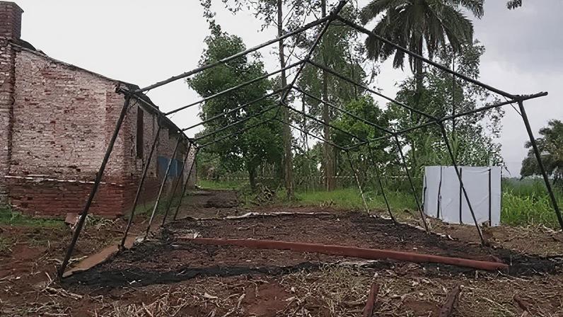 Tendas erguidas pela organização humanitária Médicos Sem Fronteiras foram incendiadas durante ataque ao Hospital Geral de Mongbwalu, na RD Congo, em meio ao surto de Ebola no país.