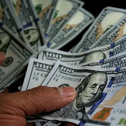Dólar volta a R$ 5 e bolsa tem dia de recuperação