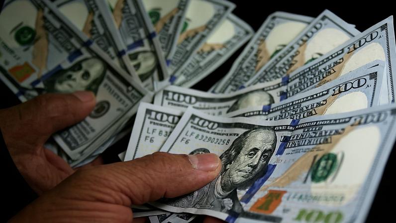 Depois de atingir R$ 5,06 na terça-feira (19/5), dólar comercial recuou 0,74% hoje (20/5), cotado a R$ 5