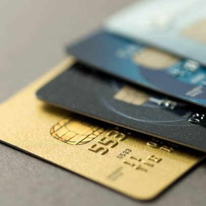 Compras com cartão de crédito sobem; débito cai, aponta associação