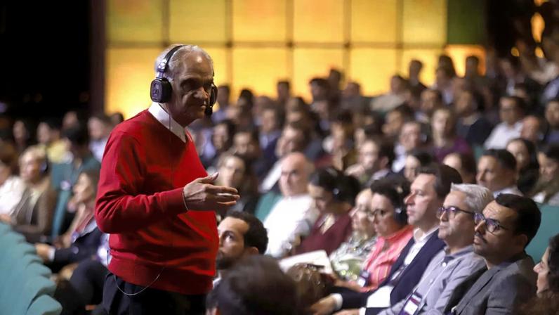 O indiano Ram Charan conversou com o público durante o CEO Forum, no Palácio das Artes