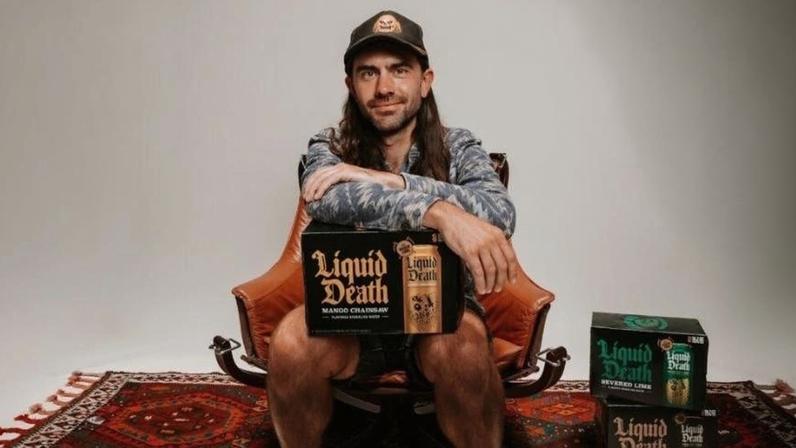 A Liquid Death transformou água em uma marca cultural ao adotar uma abordagem inspirada no universo do rock