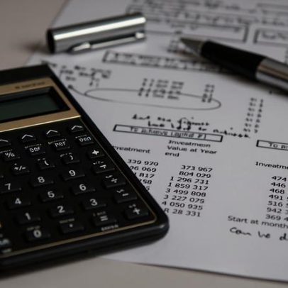 Sabará e Ibirité vão implementar educação financeira nas escolas municipais