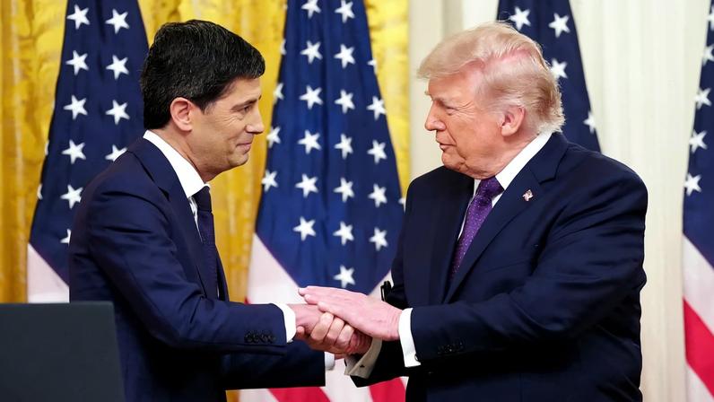 O presidente dos EUA, Donald Trump, cumprimenta o novo presidente do Federal Reserve, Kevin Warsh (à esquerda), durante a cerimônia de posse no Salão Leste da Casa Branca