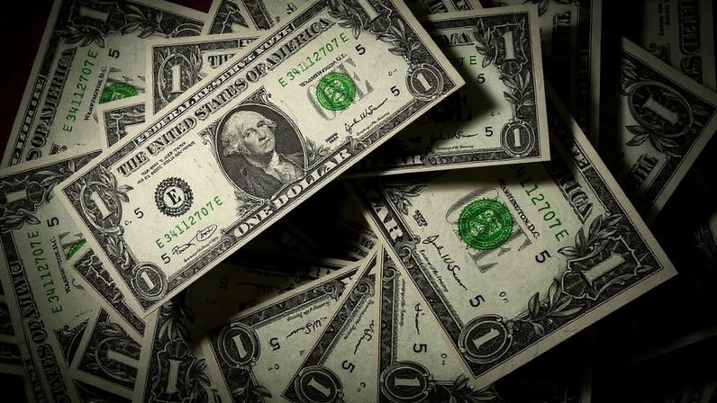 Após subir consideravelmente na semana passada, dólar voltou a ficar abaixo dos R$ 5 nesta segunda-feira