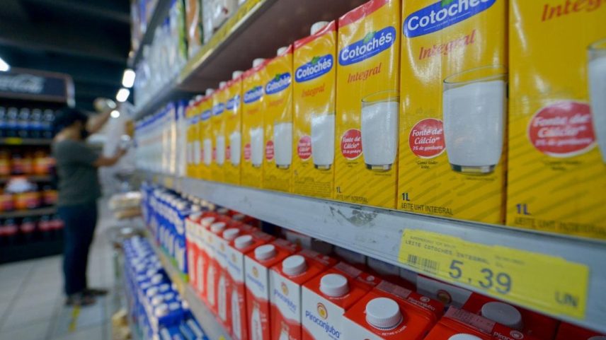 O litro do leite passou de R$5 e a procura do produto caiu, diz proprietário de supermercado