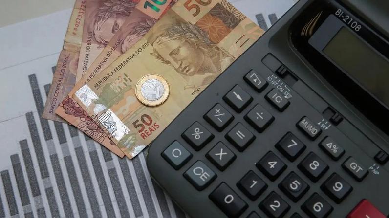 Fazendo as contas (Marcello Casal Jr/Agência Brasil)