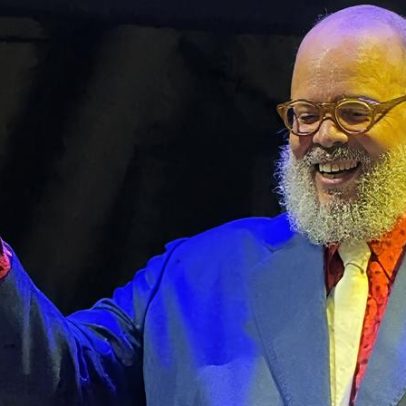 Ed Motta é atingido por rolha durante show