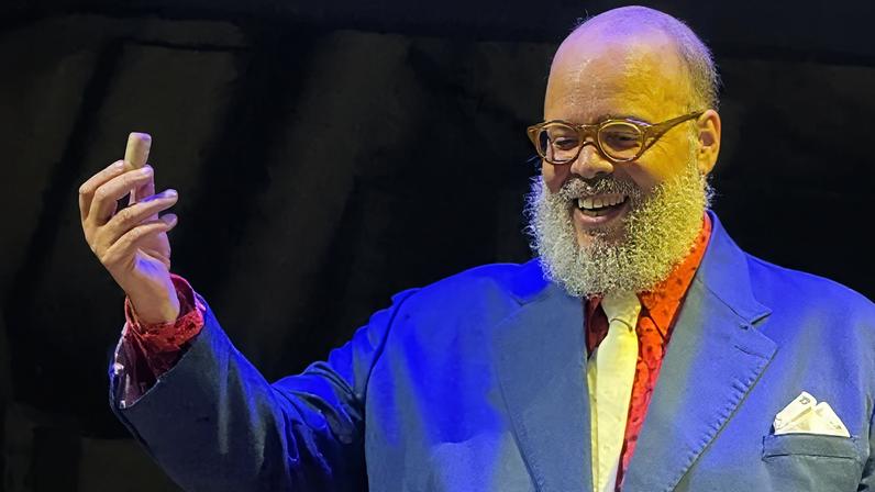 Ed Motta é atingido por rolha durante show