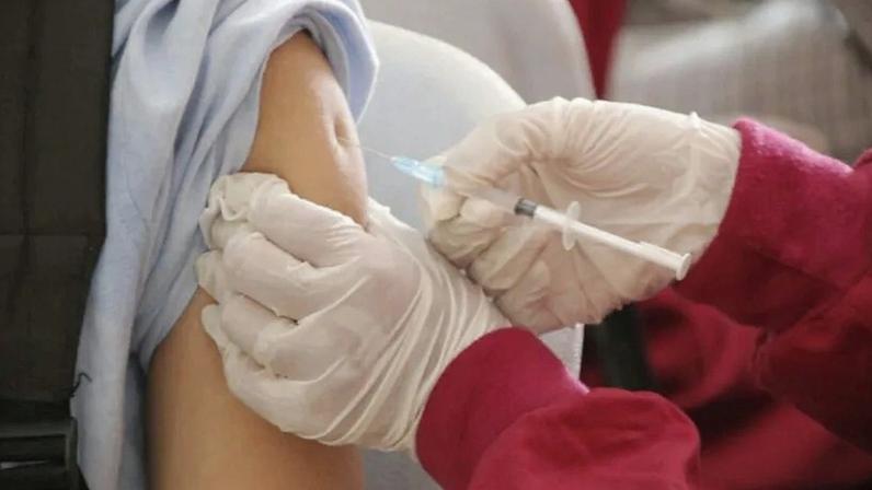 O medicamento é aprovado para adultos e adolescentes acima de 12 anos e atua no controle da inflamação eosinofílica