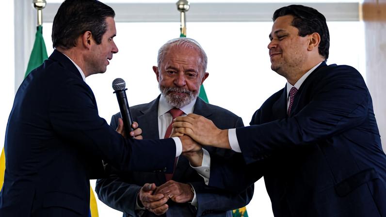 Brasília (DF) 03/02/25. Presidente Lula recebe os recém-eleitos presidentes da Câmara dos Deputados, Hugo Motta (Republicanos-PB), e do Senado Federal, Davi Alcolumbre (União-AP), no Palácio do Planalto.
