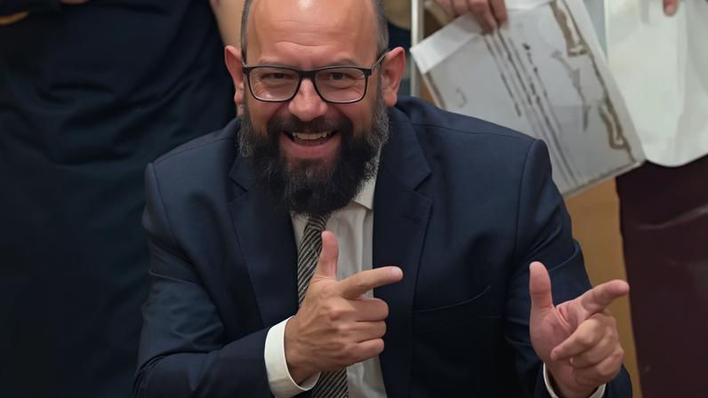 O vereador Eder Borges responde a um Processo Ético-Disciplinar na Câmara de Curitiba após fazer um gesto que simulava arma de fogo durante sessão no plenário. (Foto: Reprodução/Câmara de Vereadores Curitiba)