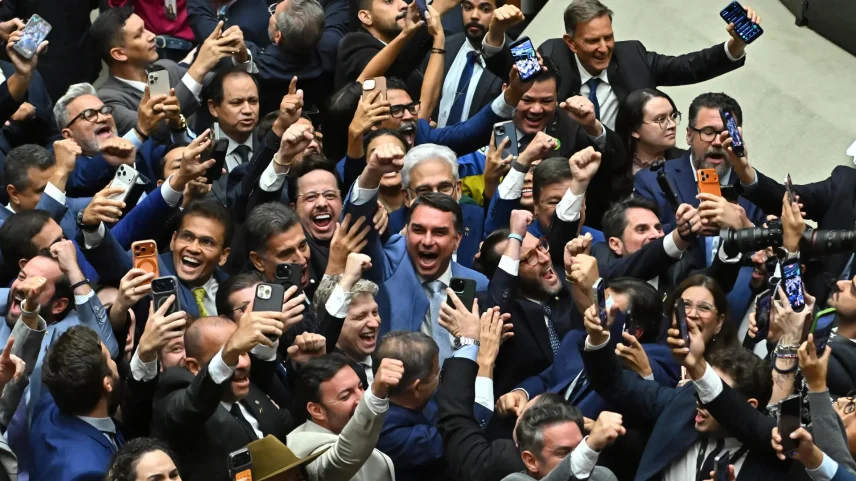 Parlamentares de oposição se destacaram na defesa da anistia e na CPMI do INSS e buscam cargos nas eleições de 2026. Na foto, congressistas de oposição vibram com vitória em votação no plenário. (Foto: Andre Borges / EFE)