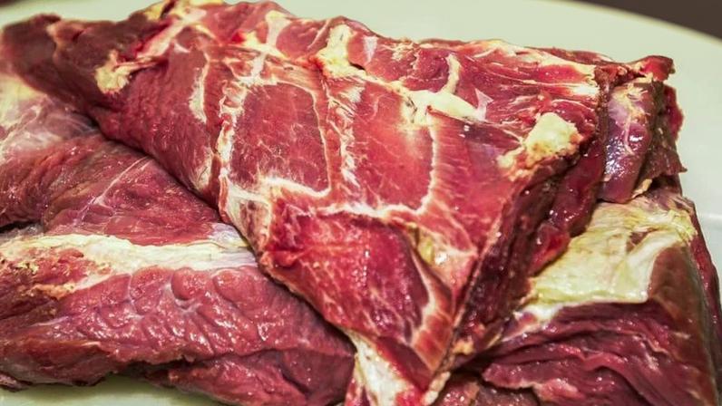 Se o bife ficou caro, as famílias direcionam sua procura para o frango e, especialmente, para a carne suína, diz o articulista; na imagem, um corte de carne crua