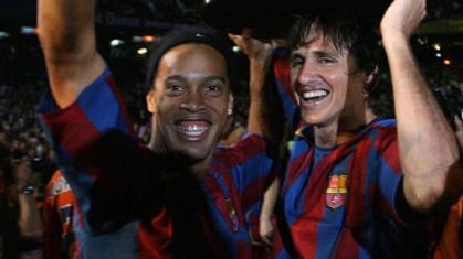 Ronaldinho Gaúcho e Edmílson comemorando título pelo Barcelona