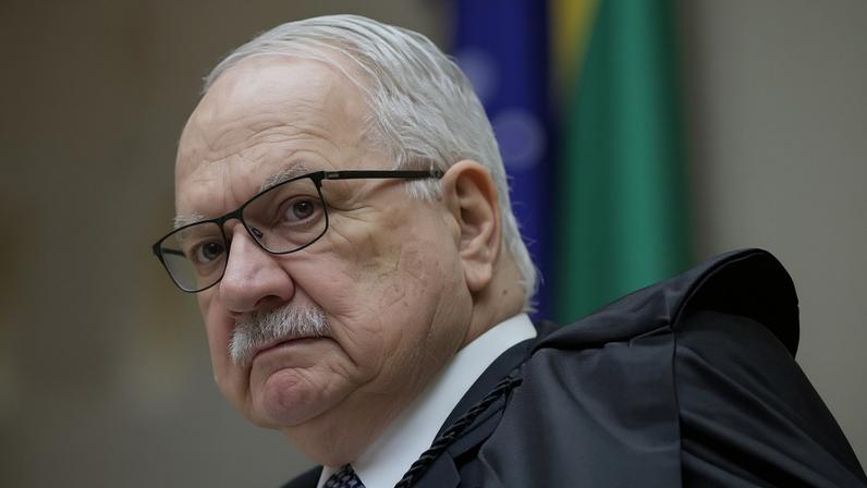 O presidente do STF, ministro Edson Fachin, em sessão plenária do Supremo