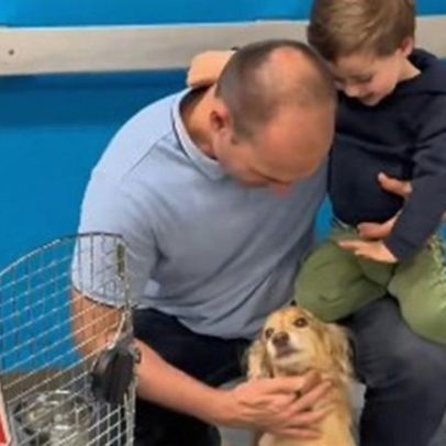 Eduardo Bolsonaro celebra reencontro com cadela após mais de um ano