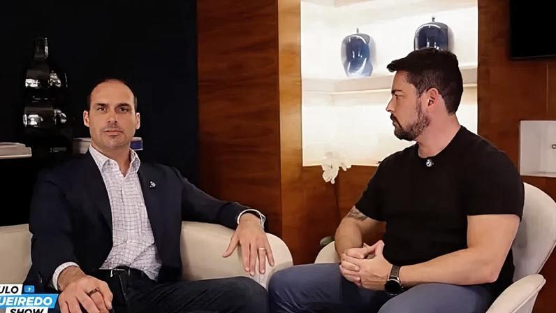 Eduardo Bolsonaro (esq.) participou de programa do jornalista Paulo Figueiredo (dir.), transmitido no YouTube