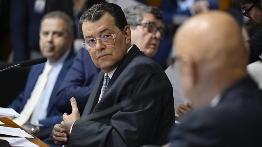 Senador Eduardo Braga (MDB-AM) em sessão da Comissão de Assuntos Econômicos — Foto: Andressa Anholete/Agência Senado