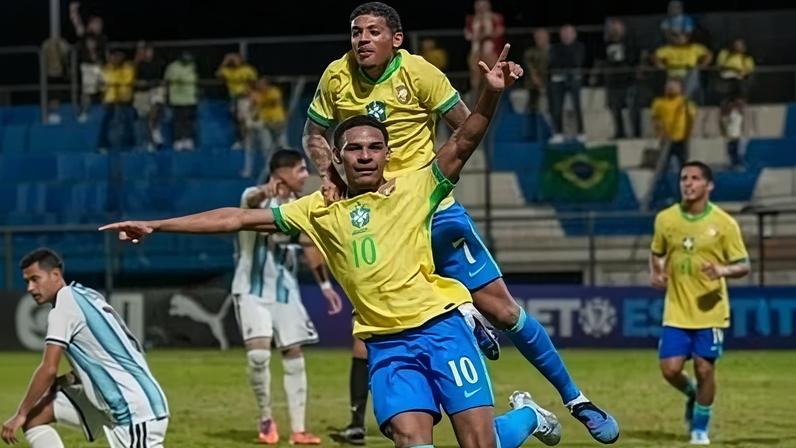 Eduardo Conceição comemora gol contra a Argentina no Sul-Americano sub-17