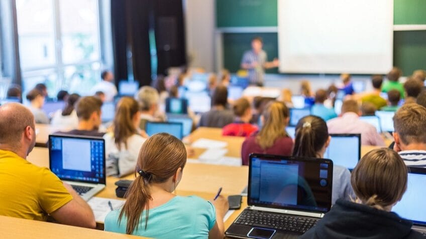 MP propõe 5,4% de reajuste do piso dos professores –de R$ 4.867,77 para R$ 5.130,63– em 2026