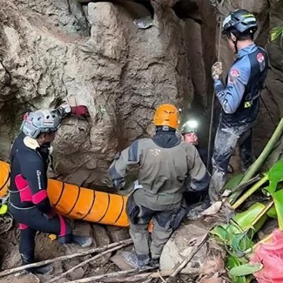 Cinco pessoas encontradas vivas após semana presas em caverna inundada no Laos