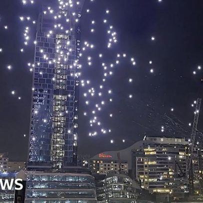 Dezenas de drones caem no porto de Sydney após falha no show de luzes