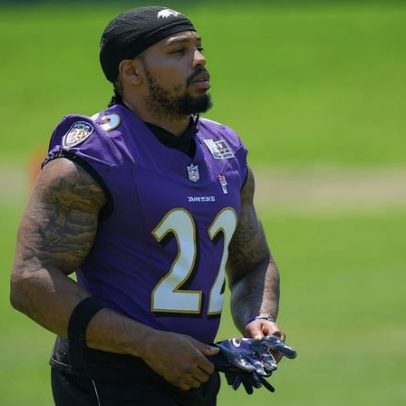RB dos Ravens Derrick Henry evita lesão após colisão com companheiro nos OTAs