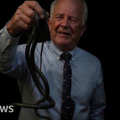 Robert F. Kennedy Jr captura cobras em varanda na Flórida