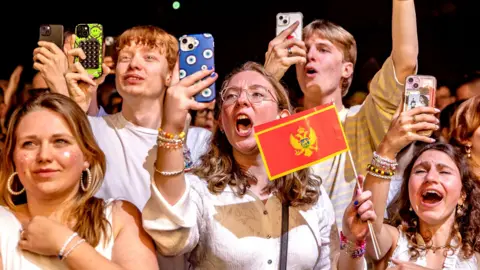 Mais um ano de controvérsia no Eurovision, fãs permanecem fiéis