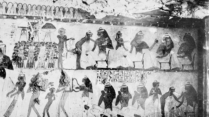 Cena de banquete com mulheres e músicas pintada nas paredes do túmulo de Djeserkaraseneb. (Foto: Wikimedia Commons)