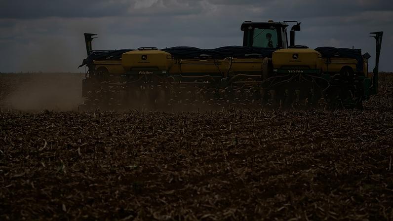 Semeadura em solo seco em 2015, em razão de El Niño: naquele ano, evento de forte intensidade levou a uma queda de 9,5% na produção nacional de grãos (Foto: Albari Rosa/Gazeta do Povo/Arquivo)