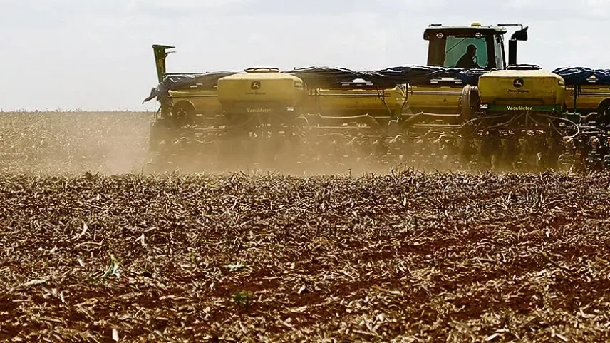Semeadura em solo seco em 2015, em razão de El Niño: naquele ano, evento de forte intensidade levou a uma queda de 9,5% na produção nacional de grãos (Foto: Albari Rosa/Gazeta do Povo/Arquivo)
