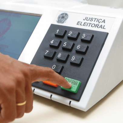 Rejeição a Lula cai e Flávio Bolsonaro cresce em pesquisa