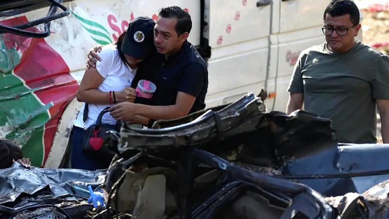 Familiares de vítimas do atentado a bomba no departamento de Cauca no mês passado, que deixou 20 mortos e 36 feridos (Foto: Ernesto Guzmán/EFE)