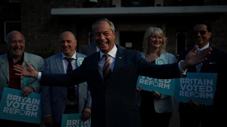 O líder do partido de direita nacionalista Reform UK, Nigel Farage, comemora em Londres os resultados das eleições locais. (Foto: NEIL HALL/EFE/EPA)