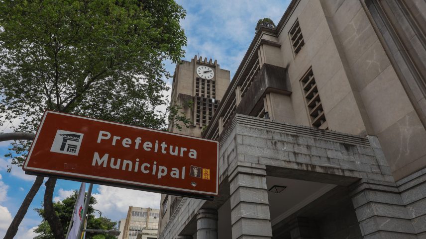 O prefeito indica os secretários municipais e gere o orçamento da cidade
