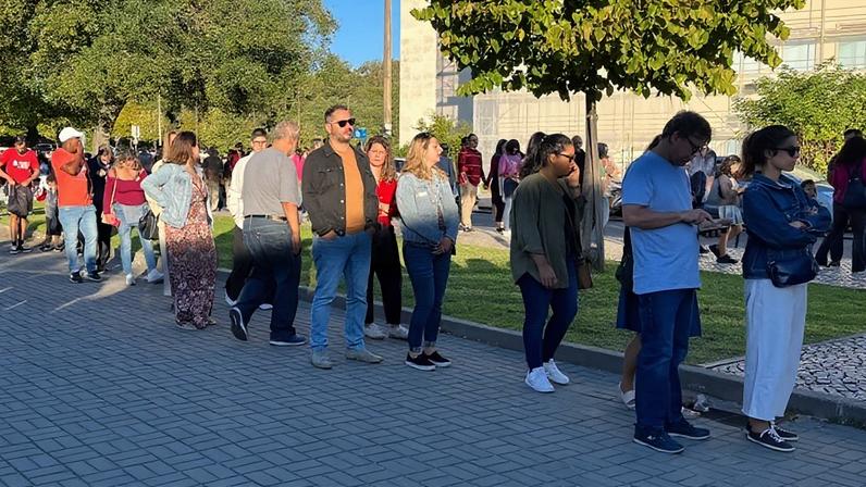 Na image, fila em Lisboa para as eleições de 2022. Relatos apontam para esperas de até 6 horas