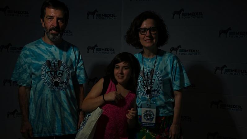 Ana Amélia é ativa na fundação MED13L, que dá nome à doença rara que a filha, Elisa, tem. Aqui, elas posam com o pai, Carlos Emílio, durante evento da entidade, nos EUA — Foto: Arquivo Pessoal