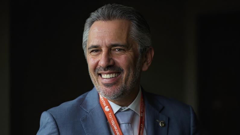 Na imagem, o governador Elmano de Freitas