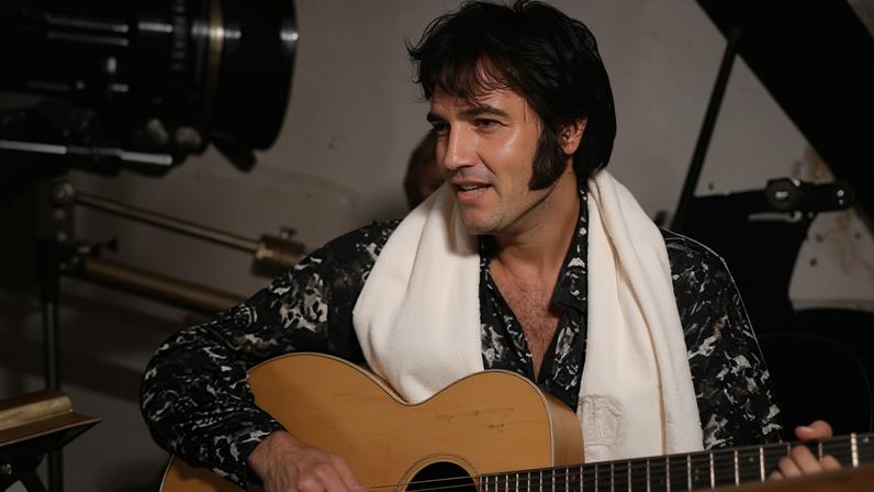 Elvis Presley toca guitarra em uma cena do documentário "Elvis: That's the Way It Is"