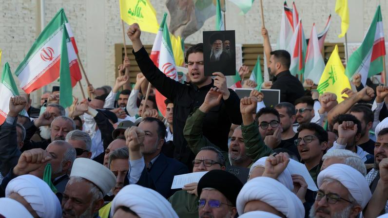 Apoiadores do Hezbollah em manifestação pró-Irã em Beirute, capital do Líbano, nesta quarta-feira (22) (Foto: WAEL HAMZEH/EFE/EPA)