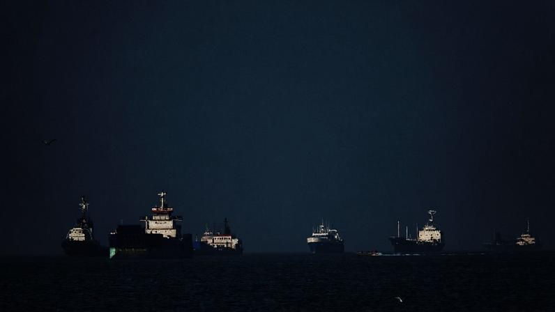 Embarcações no Estreito de Hormuz, perto de Bandar Abbas, Irã. Crises como essa são incertas, mas há algo de previsível: elas sempre acontecem
