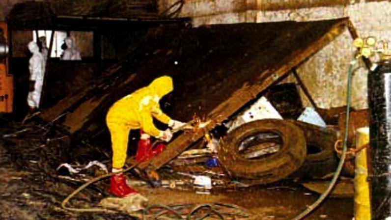 Foto histórica da demolição do Ferro Velho onde cápsula de Césio-137 foi aberta pela 1ª vez - Metrópoles