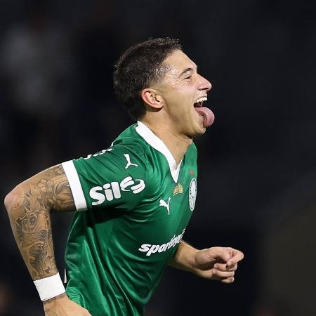 Emiliano Martínez, do Palmeiras, celebra gol no clássico contra o Corinthians, pelo Brasileirão