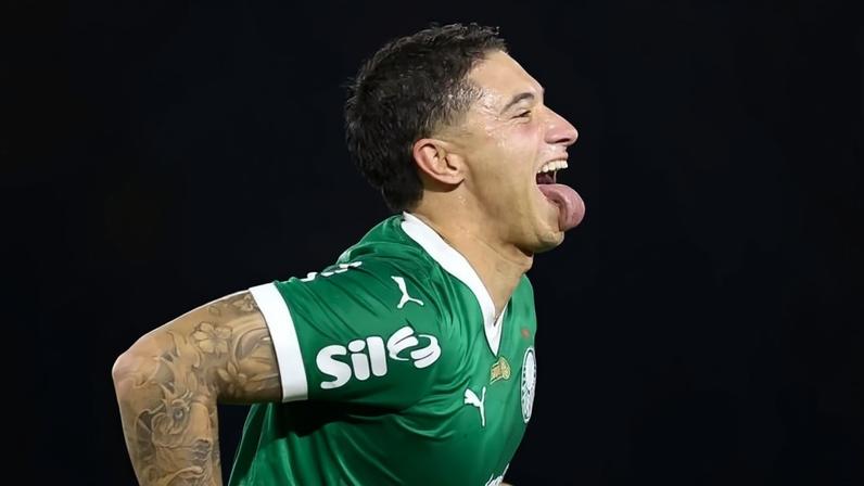Emiliano Martínez, do Palmeiras, celebra gol no clássico contra o Corinthians, pelo Brasileirão