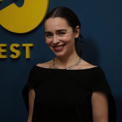 Emilia Clarke fala sobre culpa de sobrevivente após hemorragia cerebral